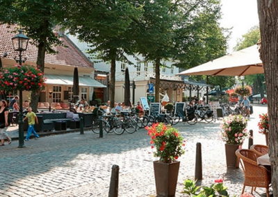 Zicht op de terrasjes aan de markt in Oirschot.